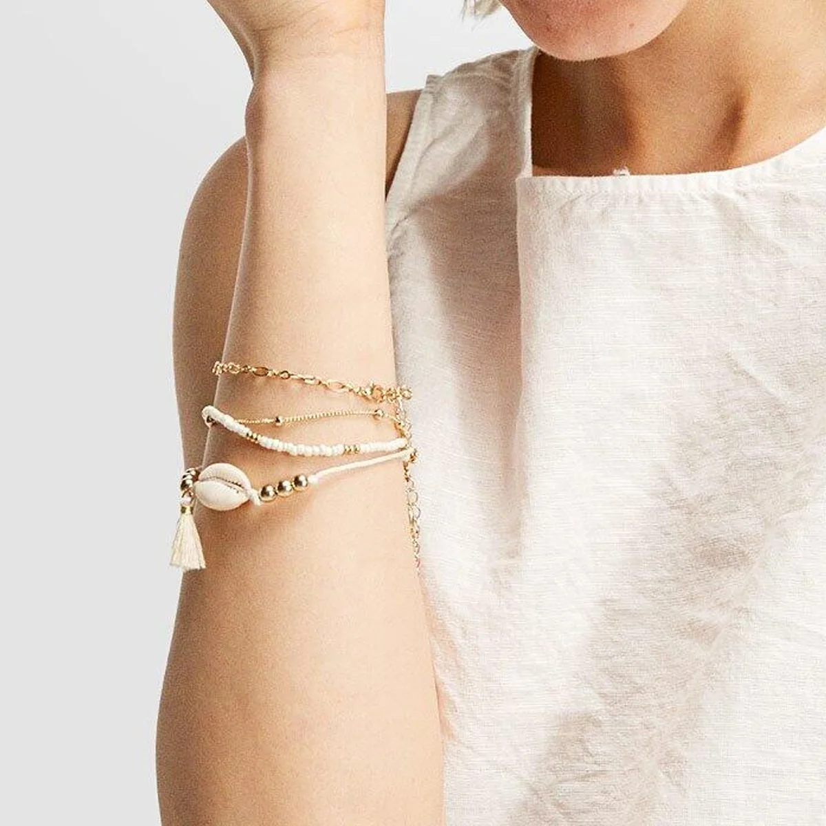 

Braided Gold color Puka Natural Sea Shell Bracelet Beads Women Handmade Friendship Strand Bracelet for Female Jewelry Fashion