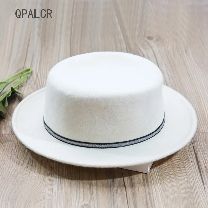 

QPALCR New Fashion Winter Felt Hats For Women Men Casual Wool Fedora Hat Retro Flat Top Jazz Topper White Wool Hat Autumn