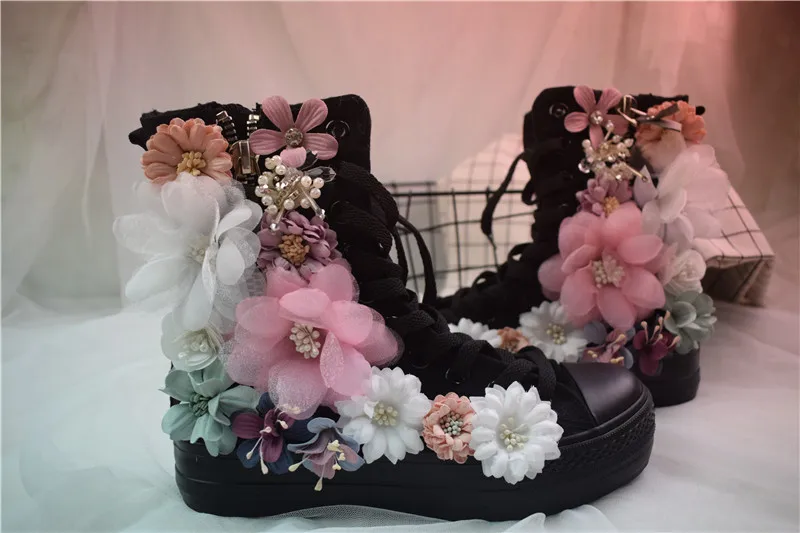 Женская парусиновая обувь с милыми цветами; обувь на плоской подошве; Новинка года; женская парусиновая обувь с высоким берцем, ручной работы, на молнии сбоку, стразы, цветы, жемчуг