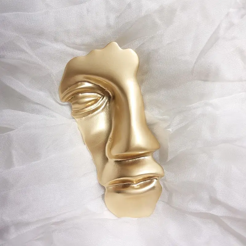 

1PC Exaggerated Brooches for Women Gold Color Metal Western Accessories Hijab Pins Half Human Face Brooches Personality Broche
