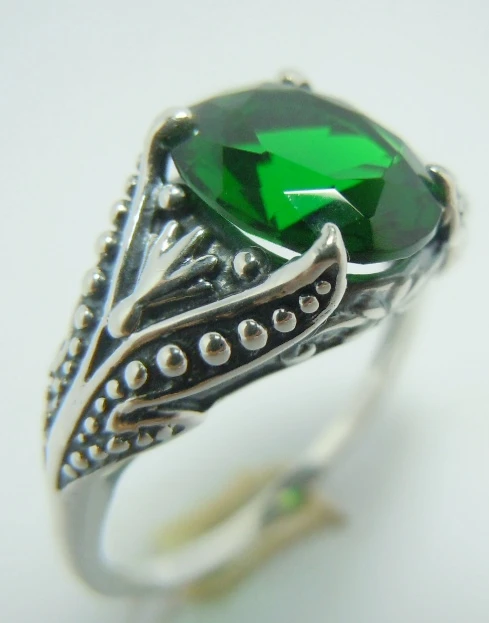 

Free shipping can DIY custom 2.6 CT emerald green gem Noble temperament The ancient silver ring