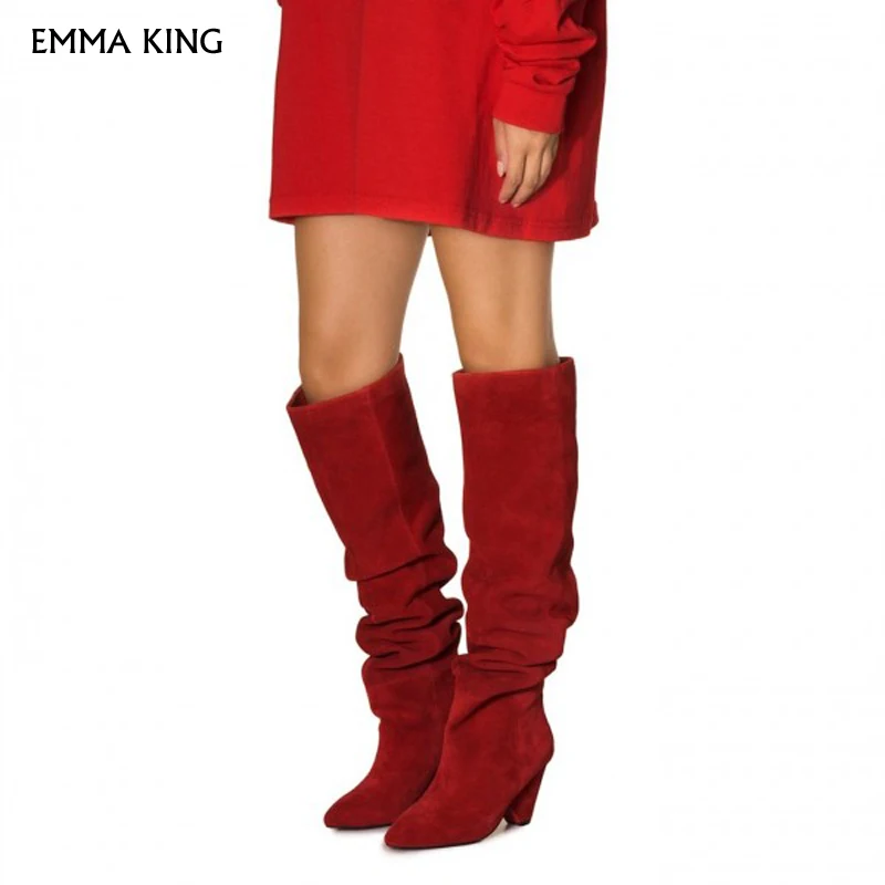 Модные красные замшевые сутулящиеся сапоги до колена с острым носком на не сужающемся книзу массивном каблуке модная женская обувь г. Женская обувь на каблуке, большие размеры