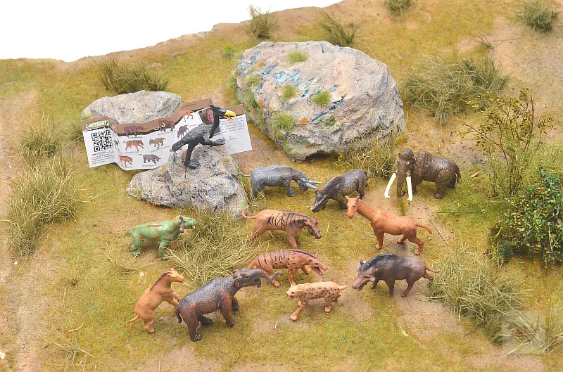 12Pcs/Set CollectA New Prehistoric ancient model Mammuthus Deinotherium Moropus Sabretooth classic toys for boys mini suit