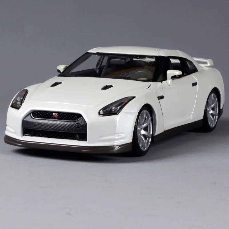 Bburago 1:18 2009 nissan gtr белый модель автомобиля роскошные модели автомобиля открытым дверные рамы motorcar сбора как подарок для мужчин 12079