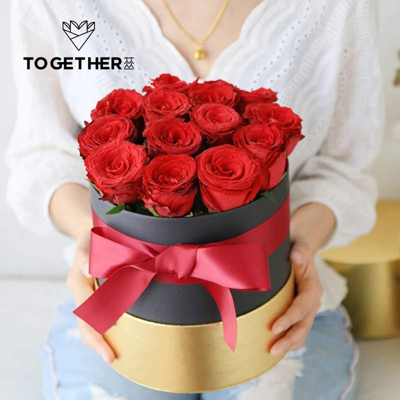 

2pcs 19.5x19.5x19cm and 17.5x17.5x16cm Hug bucket flower box portable round box flower shop wedding birthday Christmas gift box