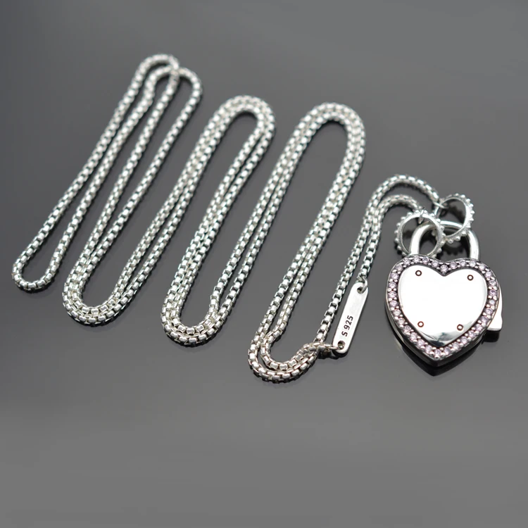 

The simple and fashionable style of the silver necklace in the shape of a heart inlaid with pink zircon is deeply loved by young
