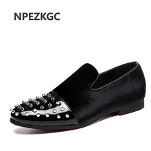 NPEZKGC/модные мужские лоферы с заклепками; обувь из искусственной кожи с круглым носком; Мужская Свадебная обувь в британском стиле; черные, красные мужские лоферы