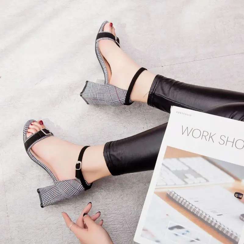 

2018 new summer high heels female buckle with suede wild open toe with a single shoes.
