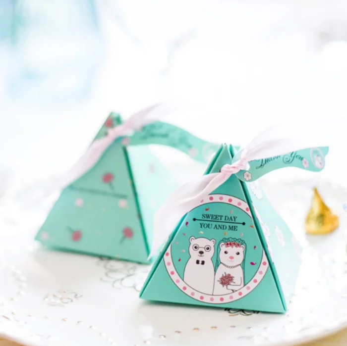 

100Pcs Creative Cartoon Bear Triangular Pyramid Pink / Red / Blue / Rose Wedding Favors Candy Boxes Bomboniera Party Gift Box
