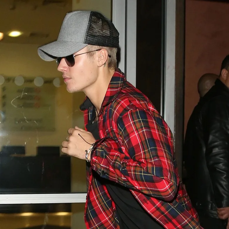 justin-bieber-performing-2015-mtv-emas-02_conew1