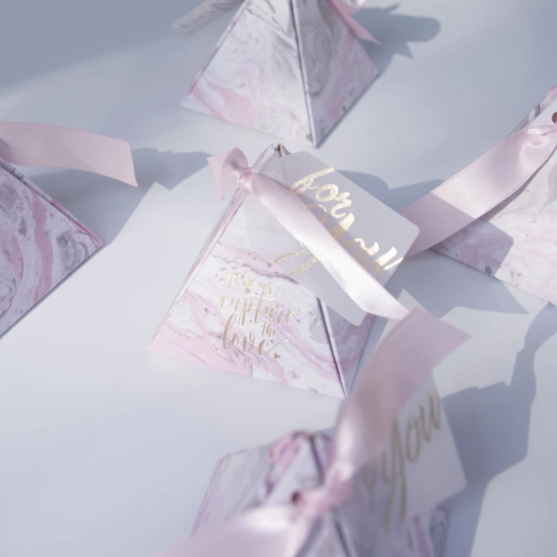 Triangular Pyramid Wedding Favors and Gift Box Paper Candy Boxes with Ribbons and card For Baby Shower Guests Wedding Decoration (7)