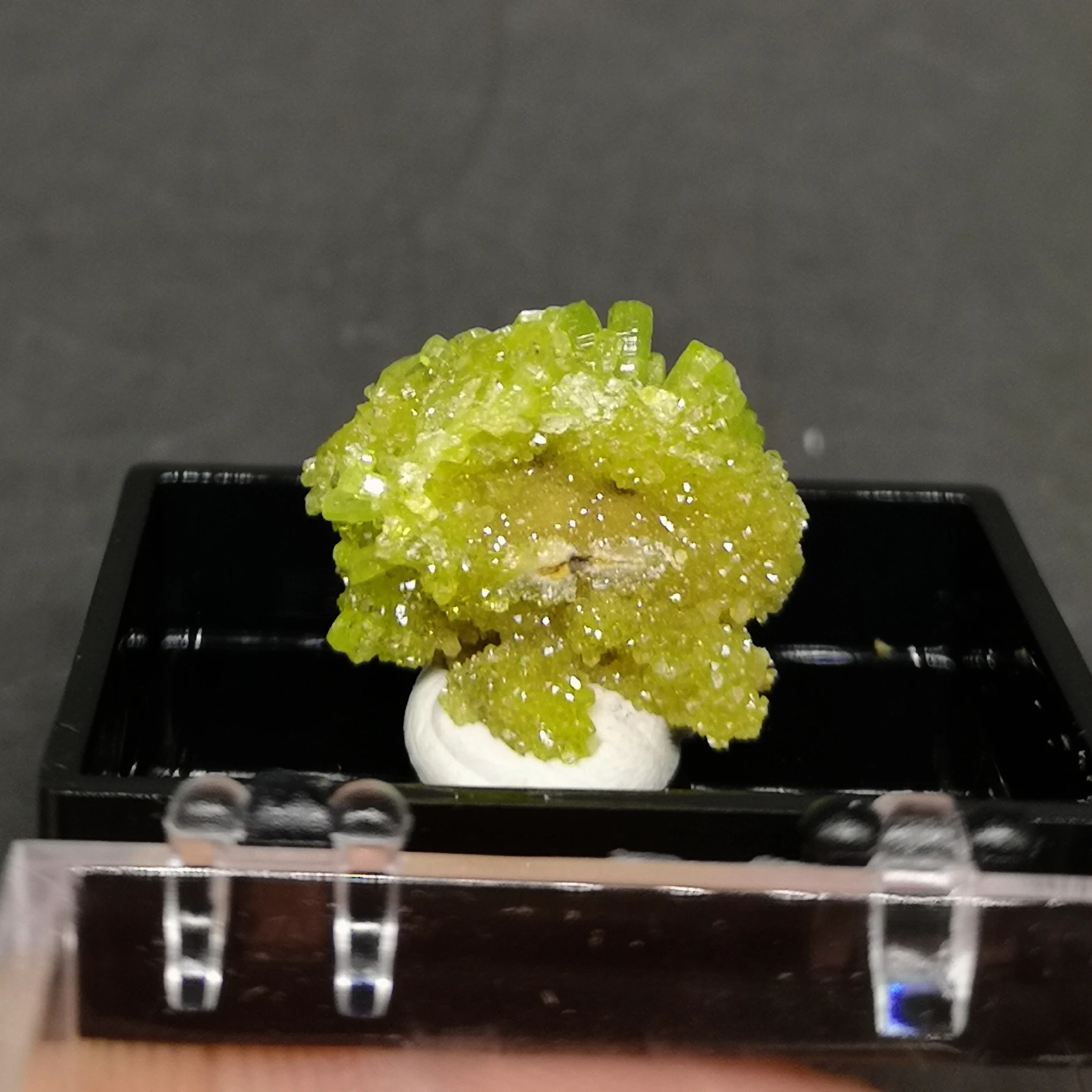 

100% Natural Pyromorphite green lead ore mineral crystal specimen stone and crystal send box