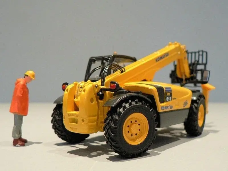 UH8002 1:50 KOMATSU WH613 TELEHANDLER с вилками для поддонов литая игрушка модель для украшения, сбора, подарка, без коробки посылка