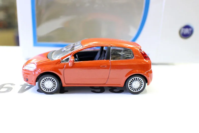 Оригинальная фабричная 1:43 FIA T PUNTO boutique игрушечные машинки из сплава для детей