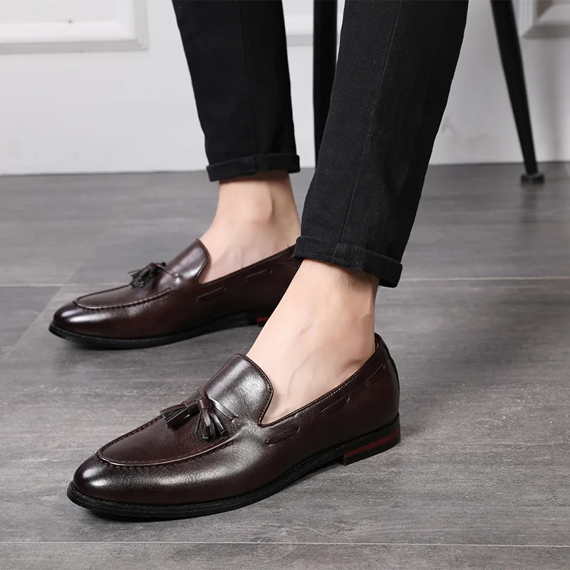 Модные лоферы с кисточками ручной работы; кожаная обувь с черной подошвой для джентльменов; модная обувь; Мужская обувь для вождения в деловом стиле; M632