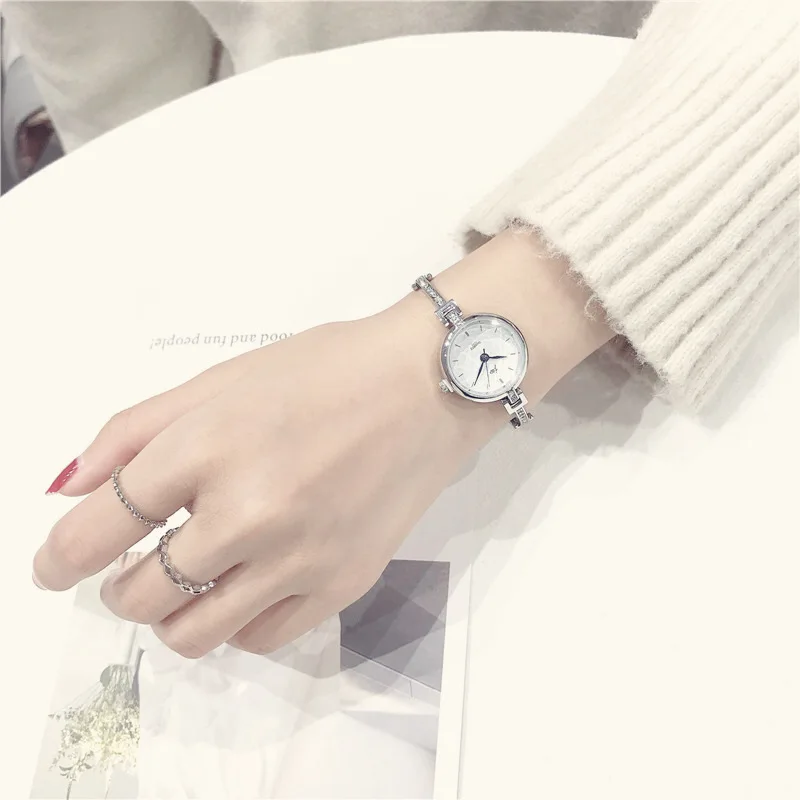 Роскошные модные золотые женские часы качества Алмаз дамы браслет часы простой синий указатель серебряные женские кварцевые наручные часы - Цвет: Silver white