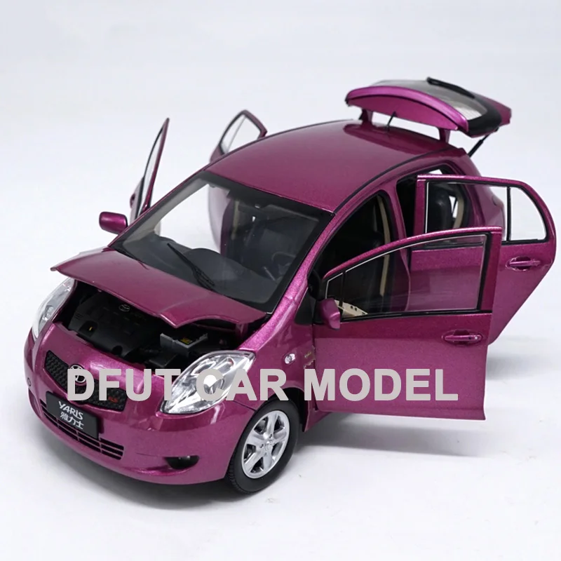 Литая модель автомобиля YARIS 1:18 из сплава детского игрушечного оригинальные