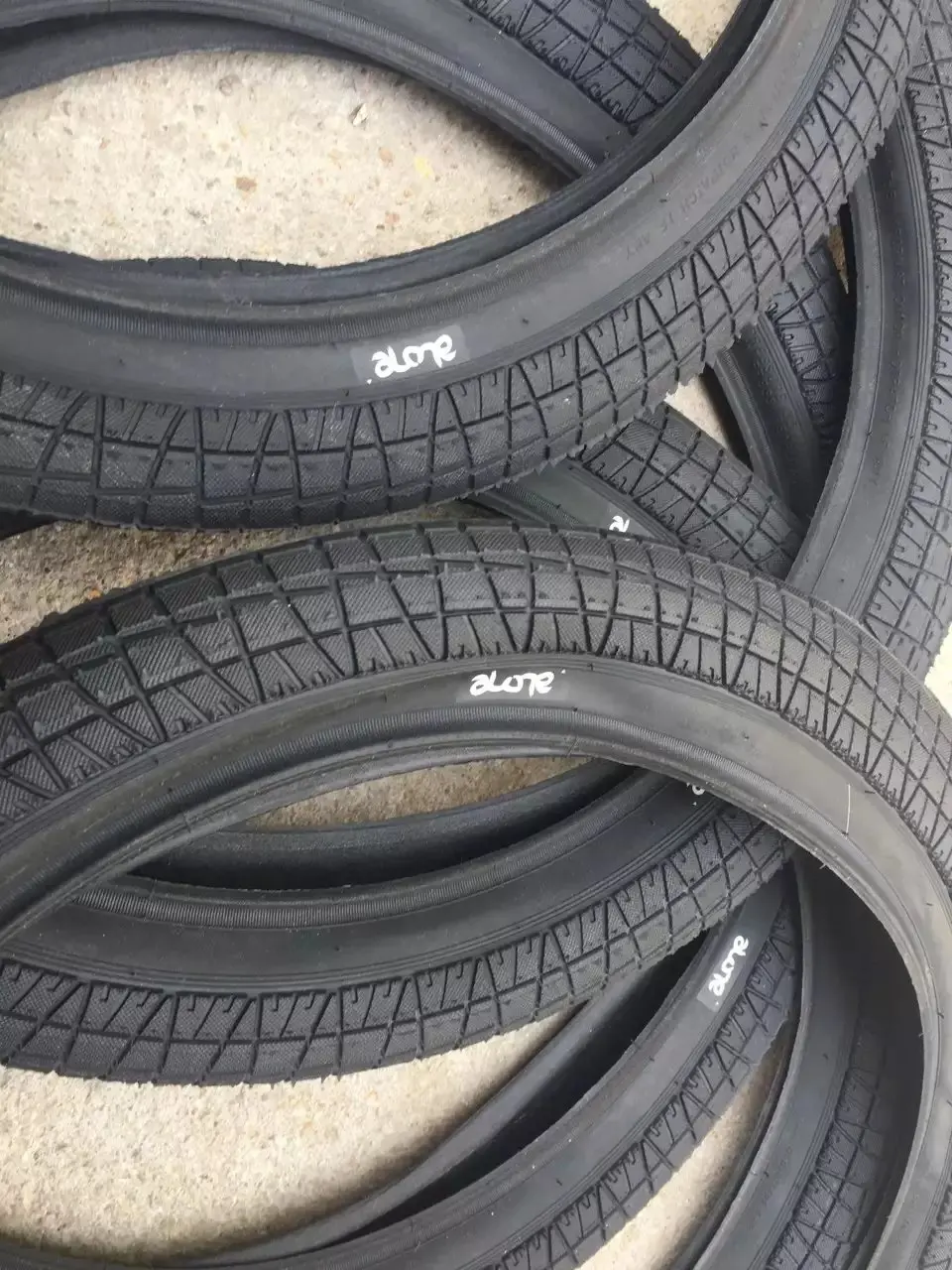 

Alone bmx tires 20*2.3 110psi (the price is one pair)