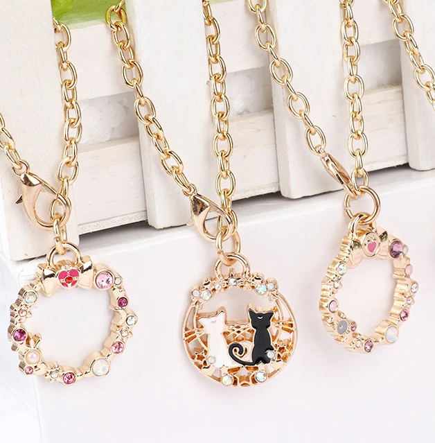 

Anime Sailor Moon Crystal Luna Cat Keychains Pendant Gold Alloy Key Ring Bag Chains Charms Collectible Women Girls Jewelry Gift