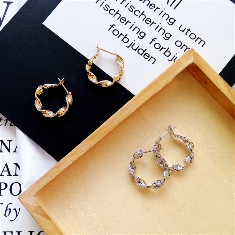 

2018 Twist Flower Minimalist Hand Geometry Geometric Earrings Temperament Korean Wild Earrings Earrings Jewelry Female