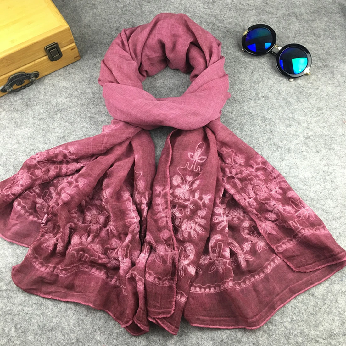 

Popular Embroidered Solid Color Cotton And Linen Scarf Abrigos Mujer Invierno 2019 Lace Foulard Soft Cotton Muslim Hijabs Scarfs