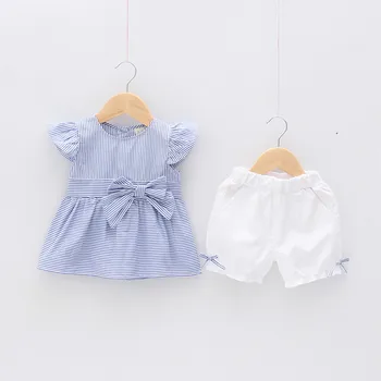 

In summer, girl's short sleeved blouse + white shorts two pieces.