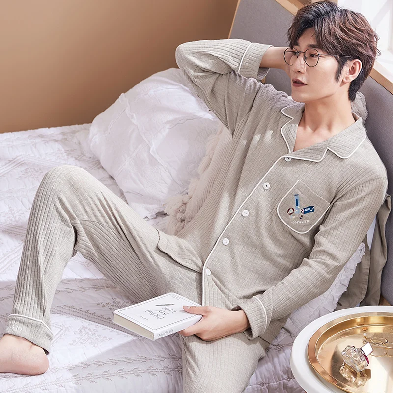 мужчина в пижаме. мужчина в пижаме. парень в пижаме.