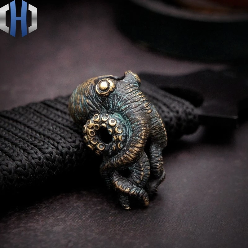

Original Bronze Old Dominator Octopus Cthulhu EDC Umbrella Rope Knife Pendant Handmade DIY Hanging Pendant