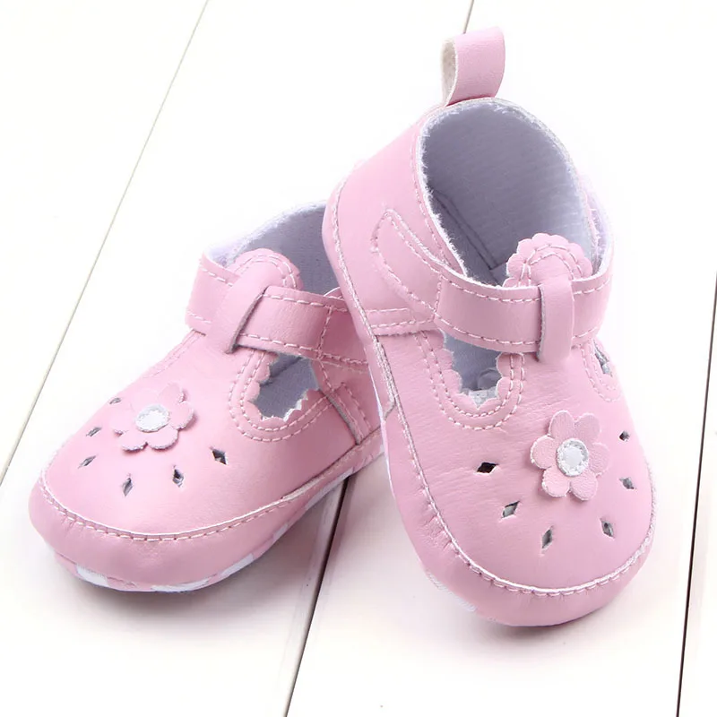 Летняя модная обувь для маленьких девочек; милая обувь для новорожденных; обувь принцессы с надписями; нескользящая обувь на мягкой подошве