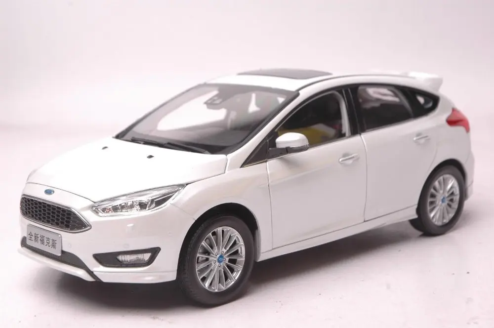 118 Scale Diecast Model Car for Ford Focus 2016 White Hatchback Alloy