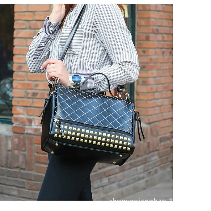 

2019 new European and American fashion trend casual handbag large capacity rivet versatile shoulder slung tide female bag
