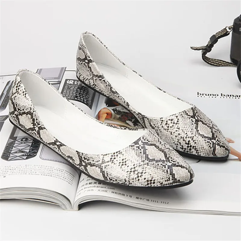 TIMETANG Большие размеры 40,41 женские привлекательные ботинки на плоской подошве, с острым носком, с текстурой змеиной кожи туфли на плоской подошве(Европа); элегантные ботинки на молнии; C157