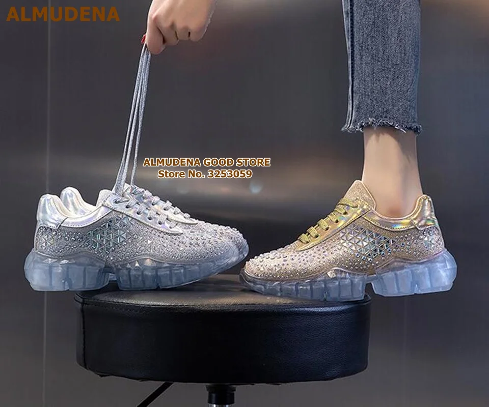 ALMUDENA/Новинка; женские кроссовки со сверкающими кристаллами и бусинами; шикарная обувь для отдыха на шнуровке; цвет золотистый, Серебристый; повседневная обувь на прозрачной платформе