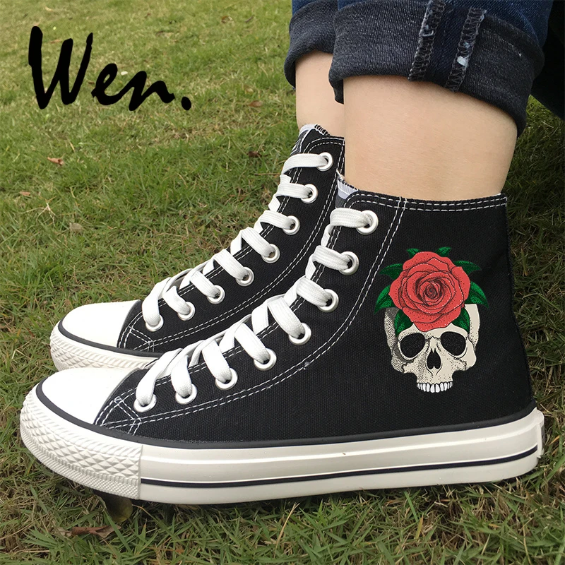 tenis preto com rosa vermelha