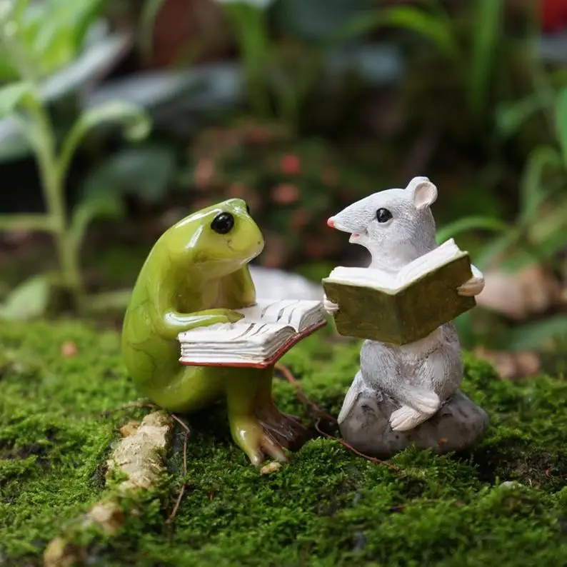 

A set 2pcs Miniature Small Frog and Mouse Reading Book , Animal Figurines Fairy Garden Supplies Terrarium Accessories DIY Miniat