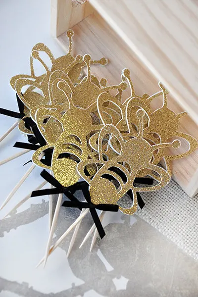 Bumble Bee Cupcake Toppers- Mommy to - What Will it Sweet As Can picks Birthday wedding party cake topper | Дом и сад
