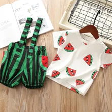 Коллекция года, комплект летней одежды для маленьких детей, Детский костюм Стильный нагрудник для мальчиков и девочек с рисунком фруктов и арбуза, милая рубашка с короткими рукавами и шорты