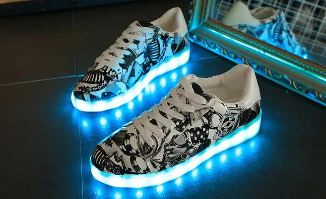 7 ipupas; Новинка; детская обувь для мальчиков и девочек с зарядкой от USB; Светодиодный светильник; Светящиеся кроссовки в стиле «покер граффити»; Повседневная обувь; спортивная обувь унисекс для детей
