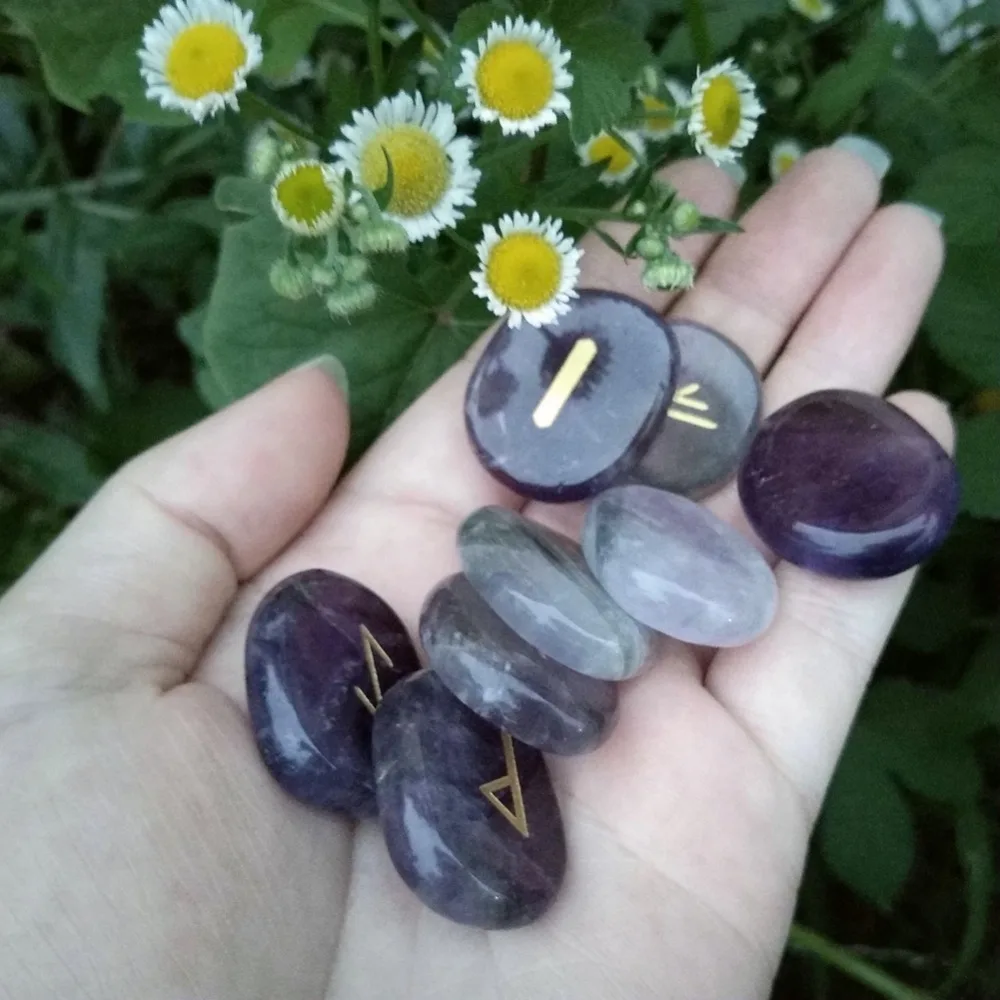 Günstig 25 stücke Natürliche Amethyst Rune Steine Set Gravierte Schriftzug Wiccan Pagan Amulette Nordic Rune und Kostenlose Beutel Großhandel