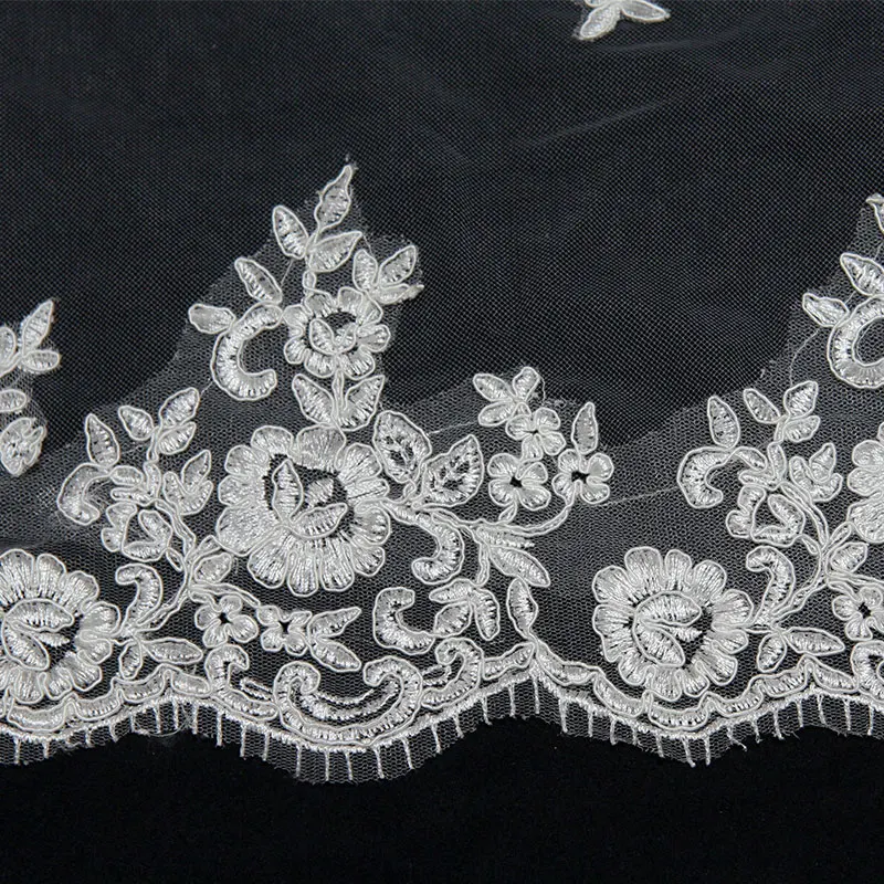 Schönheit-Emily Hochzeit Zubehör Appliques Tüll Lange Kathedrale Hochzeit Schleier Spitze Rand Braut Schleier mit Kamm Heißer verkauf 2018