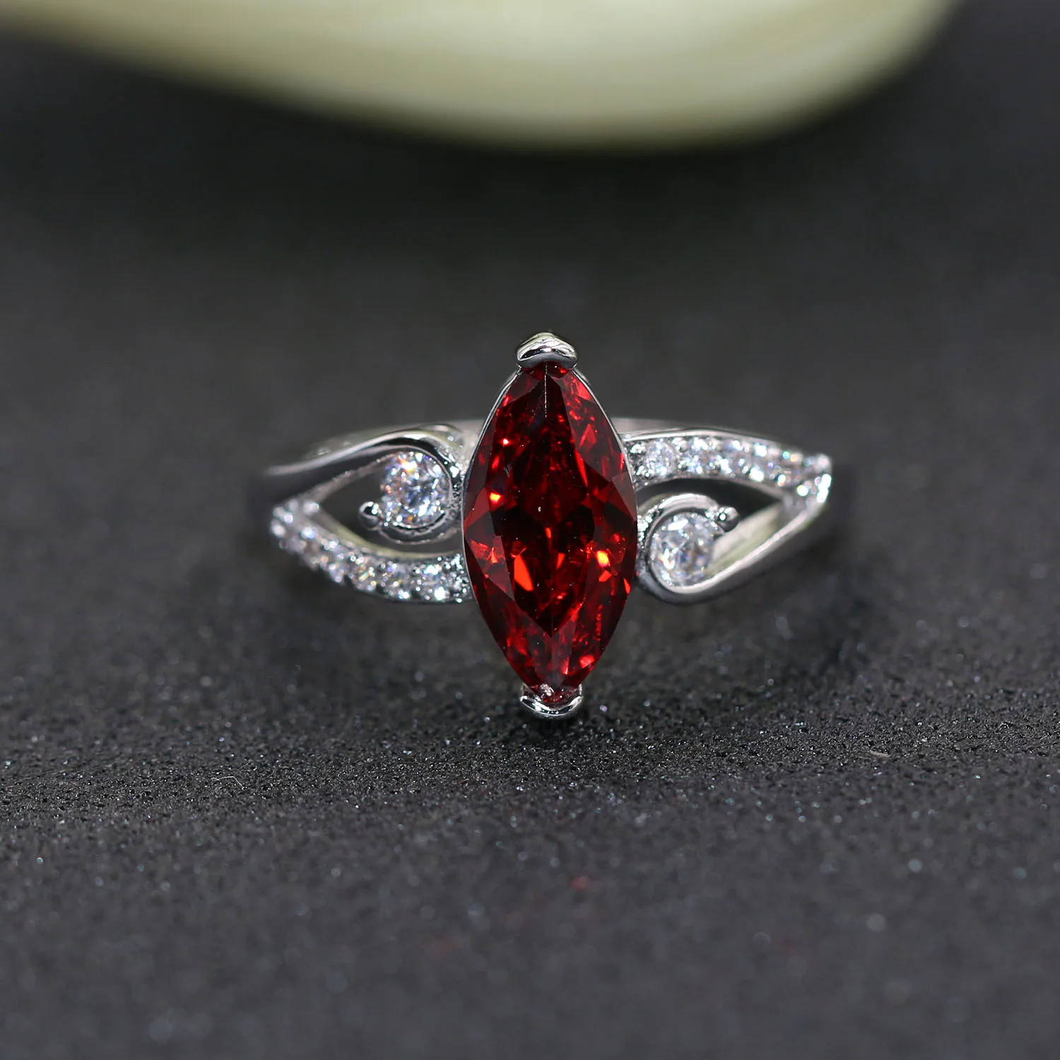 Hainon 2018 New CZ Crystal Engagement Rings For Women Elegant Wedding Rings Silver Color Filled Finger Jewelry Romantic Gifts