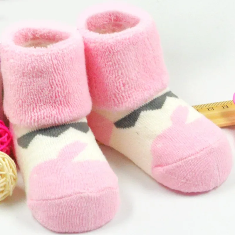 Стильные носки наивысшего качества для новорожденных, 1 пара, зимние носки из хлопка, Нескользящие милые носки с треугольным узором, подходят для детей 3 мес.-3 лет