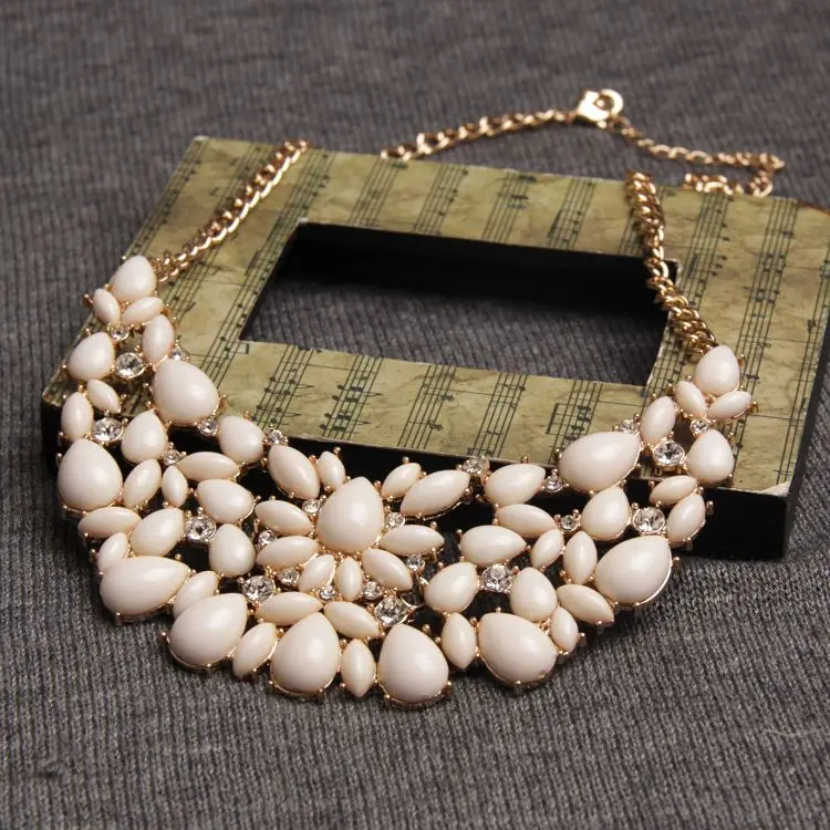 

2018new fashion jewelry wholesale direct imitation gemstone flower necklace pale pink woman Free shipping Christmas Halloween