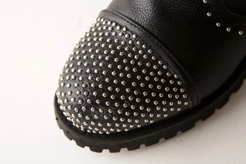 Новинка года; женские мотоциклетные ботинки в стиле панк с заклепками; женская обувь черного цвета из натуральной кожи; ботинки до середины икры на среднем блочном каблуке с молнией в стиле рок