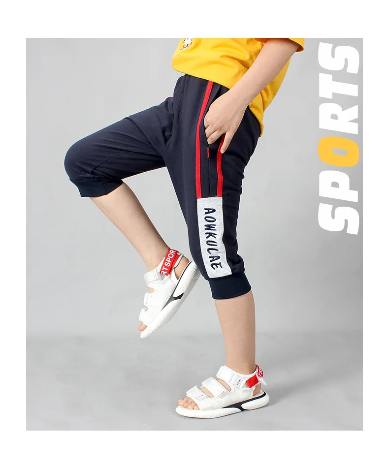 От 4 до 13 лет укороченные брюки для мальчиков; корейский стиль; модные летние хлопковые спортивные брюки-Капри; Детские Капри для отдыха; KF554