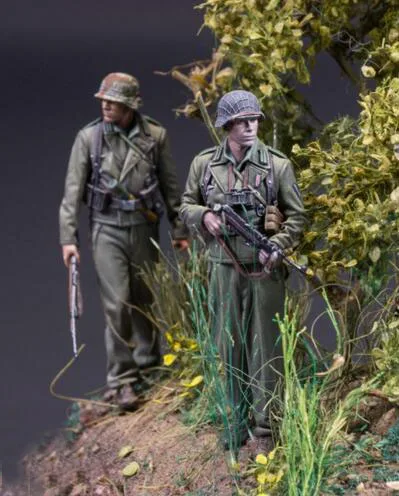 

1/35 Resin Kits German Soldier Beside Tree 2pcs/set (no tree)