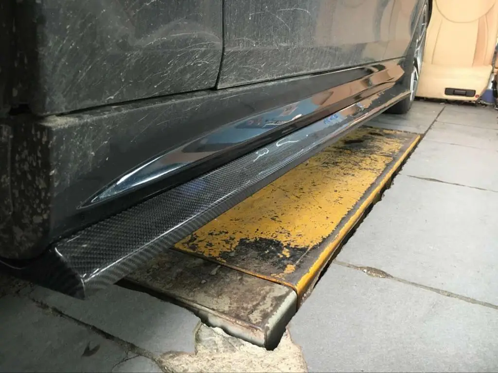 Углеродного волокна/FRP боковых юбок фартук полоса для установки губы на тело Наборы для Mercedes-Benz C-Class W204 C63 AMG 4 двери 2012 2013