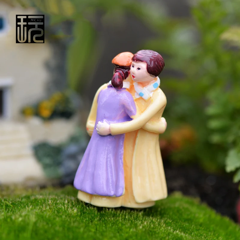 Hugging Lover Mini Couple Figurine Resin Crafts Fairy Garden Miniatures