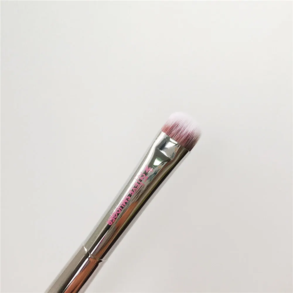 It Cosmetics Live Beauty Fully 221 Eye Smudge Brush _ 2