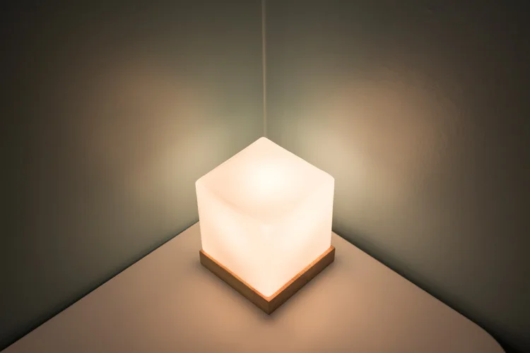 Lampe de table cocooning et cubique en verre
